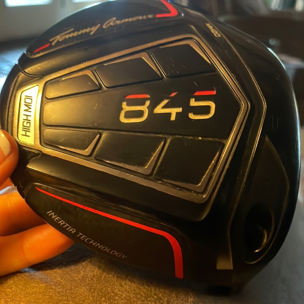 Tommy Armour 845 driver head with connector screw. Loft 10.5. It’s a righty!